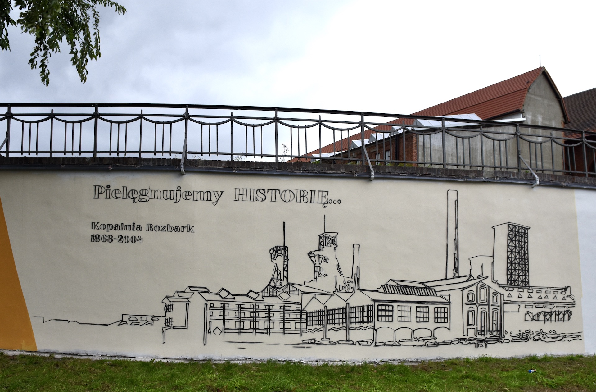 Mural nawiązujący do historii Rozbarku ozdobi zabytkowy mur oporowy